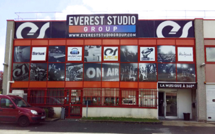 Enseigne et adhésif micro-perforé occultants pour la façade d'Everest Studio